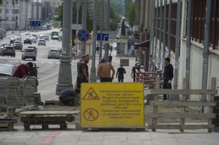 Екатеринбург. Замена  гранитной плитки на тротуаре