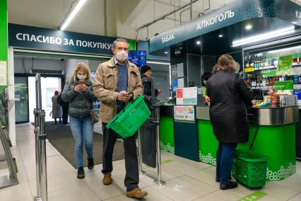 Санкт-Петербург. Покупатели в медицинских масках входят в торговый зал магазина.