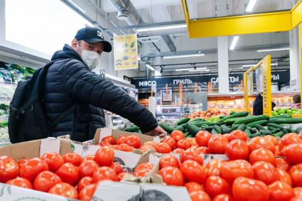 Санкт-Петербург. Мужчина в медицинской маске  выбирает продукты в магазине.