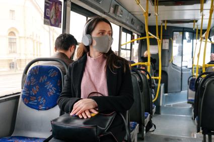 Санкт-Петербург. Пассажиры в общественном транспорте в медицинских масках.