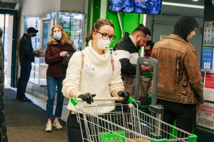 Санкт-Петербург. Покупатели в медицинских масках входят в торговый зал магазина.