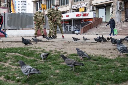 Москва.   Военнослужащие в медицинских масках.