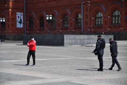 Москва. Пешеходы и сотрудники полиции на улице города.