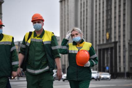 Москва. Сотрудники коммунальных служб в медицинских масках.