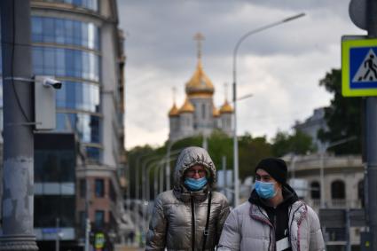 Москва. Прохожие  в медицинских  масках на улице города.