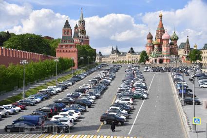 Москва. Стоянка машин на Васильевсом спуске.