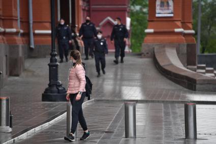 Москва. Пешеходы и сотрудники полиции на улице города.