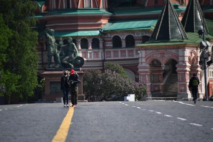 Москва. Прохожие в медицинских масках на Красной площади.