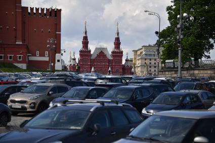 Москва. Стоянка машин на Васильевсом спуске.