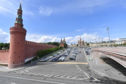 Москва. Стоянка машин на Васильевсом спуске.