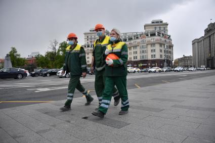 Москва. Сотрудники коммунальных служб в медицинских масках.