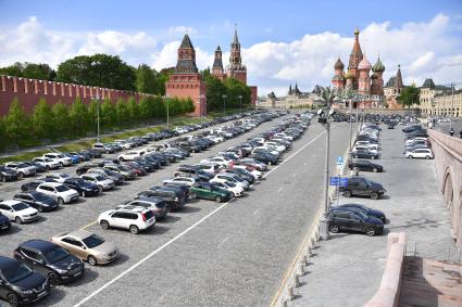 Москва. Стоянка машин на Васильевсом спуске.