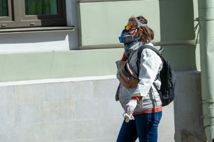 Санкт-Петербург.  Женщина в респираторе на улице.
