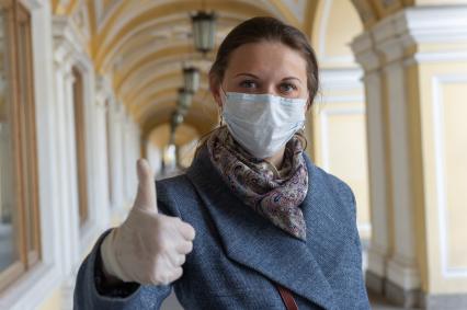 Санкт-Петербург.  Девушка в медицинской маске и перчатках на улице.