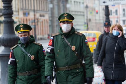 Санкт-Петербург. Военнослужащие в медицинских масках.