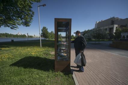 Екатеринбург. Мужчина у уличной библиотеки, во время режима самоизоляции введеного для нераспространения новой коронавирусной инфекции COVID-19