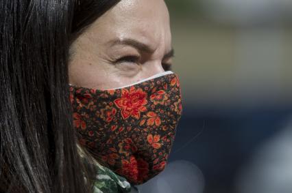 Екатеринбург. Девушка в защитной маске во время режима самоизоляции введеного для нераспространения новой коронавирусной инфекции COVID-19