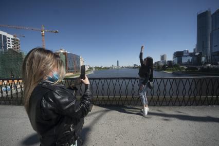 Екатеринбург. Девушки фотографируются на макаровском мосту во время режима самоизоляции введеного для нераспространения новой коронавирусной инфекции COVID-19