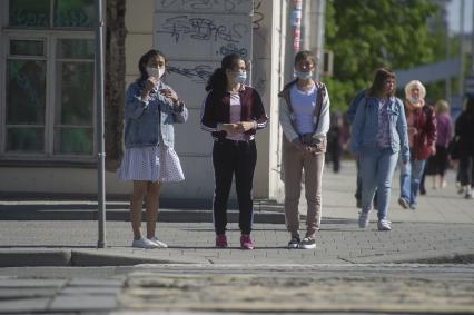 Екатеринбург. Горожане во время режима самоизоляции введеного для нераспространения новой коронавирусной инфекции COVID-19