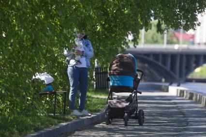 Екатеринбург. Горожане во время режима самоизоляции введеного для нераспространения новой коронавирусной инфекции COVID-19