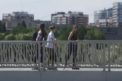 Екатеринбург. Девушки на роликовых коньках, на макаровском мосту во время режима самоизоляции введеного для нераспространения новой коронавирусной инфекции COVID-19