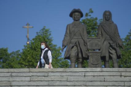 Екатеринбург. Горожане у памятника основателям города Татищеву и Де Генину, во время режима самоизоляции введеного для нераспространения новой коронавирусной инфекции COVID-19