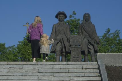 Екатеринбург. Горожане у памятника основателям города Татищеву и Де Генину, во время режима самоизоляции введеного для нераспространения новой коронавирусной инфекции COVID-19