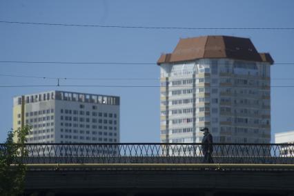 Екатеринбург.Мужчина в защитной маске на макаровском мосту, во время режима самоизоляции введеного для нераспространения новой коронавирусной инфекции COVID-19