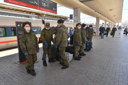 Москва. Военнослужащие в медицинских масках на платформе  Курского вокзала .