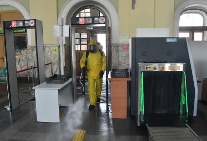 Москва. Сотрудники специального подразделения МЧС `Лидер` во время дезинфекции помещений Рижского вокзала в период пандемии коронавируса COVID-19.