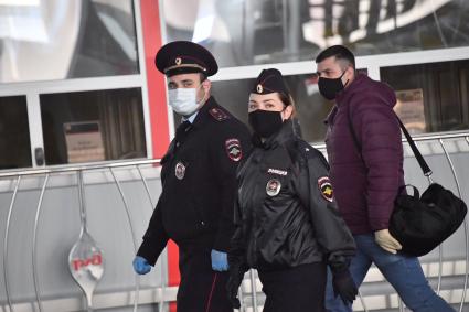 Москва.  Сотрудники полиции в медицинских масках на Курском вокзале.