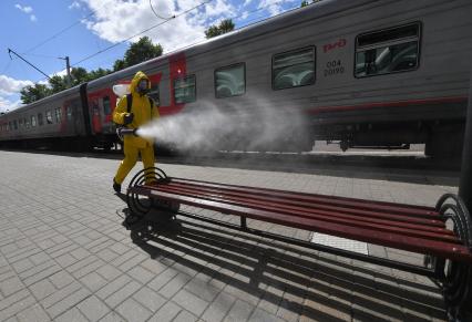 Москва. Сотрудники специального подразделения МЧС `Лидер` во время дезинфекции платформы Рижского вокзала в период пандемии коронавируса COVID-19.