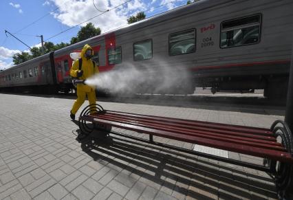 Москва.  Сотрудники специального подразделения МЧС `Лидер` во время дезинфекции  платформы  Рижского вокзала в период пандемии коронавируса COVID-19.