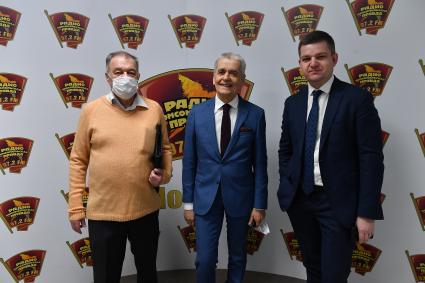 Москва. Корреспондент `Комсомольской правды` Александр Гамов, депутат Государственной Думы РФ, бывший главный санитарный врач Геннадий Онищенко и заместитель генерального директора ИД `Комсомольская правда ` Роман Карманов (слева направо) на радиостанции `Комсомольская правда`.