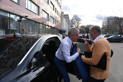 Москва. Депутат Государственной Думы РФ, бывший главный санитарный врач Геннадий Онищенко и корреспондент `Комсомольской правды` Александр Гамов (справа) у  редакции  `Комсомольская правда`.