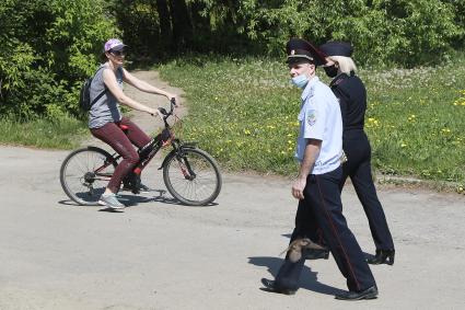 Барнаул. Полицейские в медицинских масках на улице города.