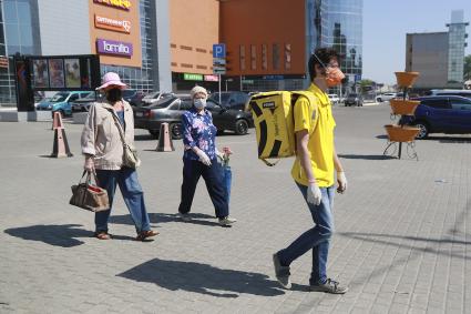 Барнаул. Прохожие  в медицинских масках на улице города.