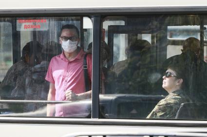 Барнаул. Пассажиры в медицинских масках .