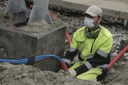 Екатеринбург. Дорожные работы по установке датчиков весогабаритного контроля на 49-м километе ЕКАД (Екатеринбургская кольцевая автомобильная дорога)