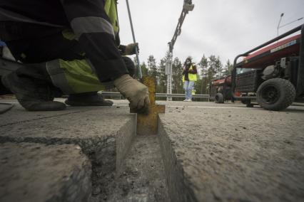 Екатеринбург. Дорожные работы по установке датчиков весогабаритного контроля на 49-м километе ЕКАД (Екатеринбургская кольцевая автомобильная дорога)