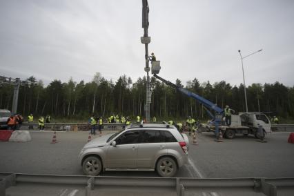 Екатеринбург. Дорожные работы по установке датчиков весогабаритного контроля на 49-м километе ЕКАД (Екатеринбургская кольцевая автомобильная дорога)