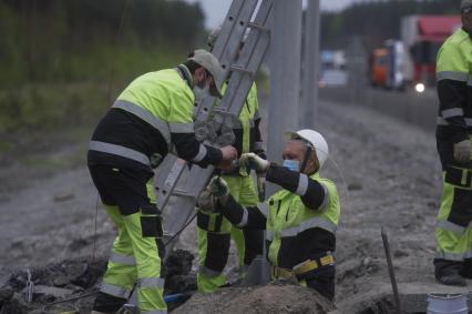 Екатеринбург. Дорожные работы по установке датчиков весогабаритного контроля на 49-м километе ЕКАД (Екатеринбургская кольцевая автомобильная дорога)