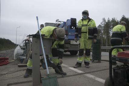 Екатеринбург. Дорожные работы по установке датчиков весогабаритного контроля на 49-м километе ЕКАД (Екатеринбургская кольцевая автомобильная дорога)