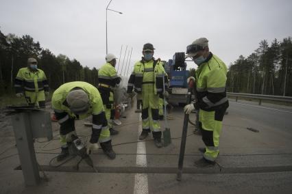 Екатеринбург. Дорожные работы по установке датчиков весогабаритного контроля на 49-м километе ЕКАД (Екатеринбургская кольцевая автомобильная дорога)