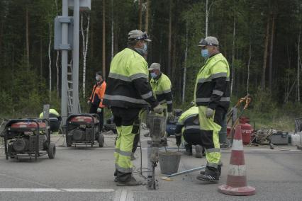 Екатеринбург. Дорожные работы по установке датчиков весогабаритного контроля на 49-м километе ЕКАД (Екатеринбургская кольцевая автомобильная дорога)