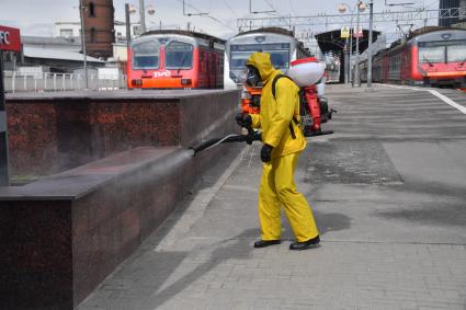 Москва. Дезинфекция Савеловского вокзала в период пандемии коронавируса COVID-19.