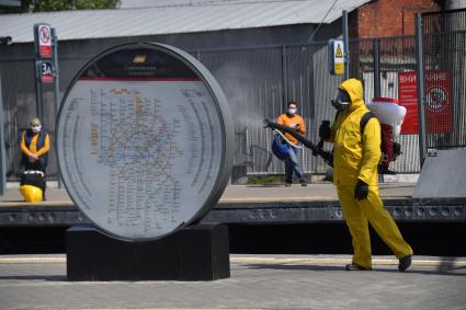 Москва. Дезинфекция Савеловского вокзала в период пандемии коронавируса COVID-19.