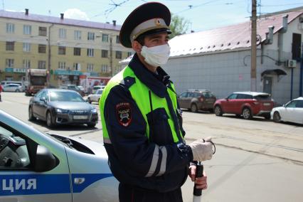Иркутск.  Сотрудник ГИБДД в медицинской маске во время режима самоизоляции.