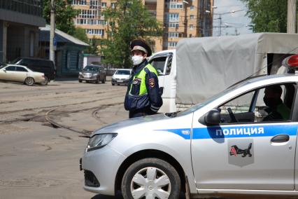 Иркутск.  Сотрудник ГИБДД в медицинской маске во время режима самоизоляции.