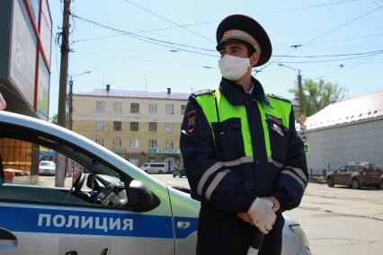 Иркутск. Сотрудник ГИБДД в медицинской маске во время режима самоизоляции.